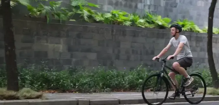 gif of a guy inrflating his bike's tires easily with Auto Air